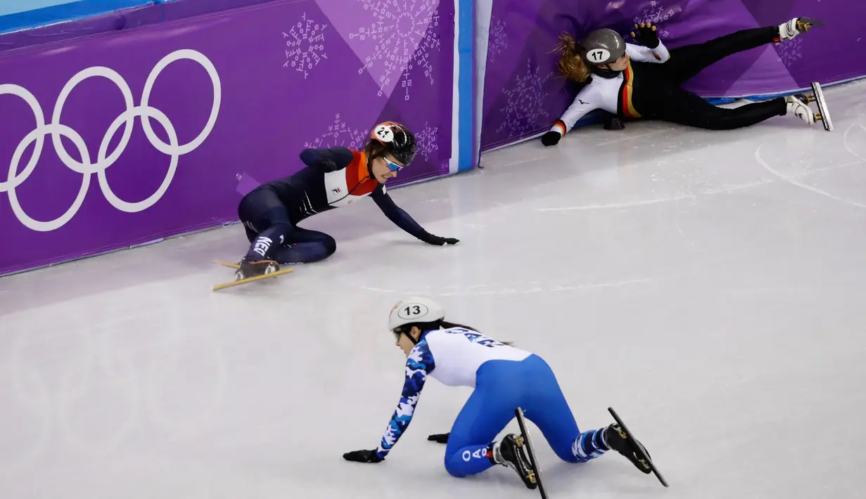 Atlet Jerman Anna Seidel, atlet Belanda Yara Van Kerkhof dan atlet Rusia Sofia Prosvirnova mengalami tabrakan saat mengikuti balapan skating trek pendek 1000 meter di Olimpiade Musim Dingin 2018 di Gangneung, Korea Selatan (20/2). (AP Photo / Morry Gash)