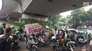 Pengemudi ojek online memadati kolong flyover Kalibata, Jakarta, Rabu (17/1). Kurangnya penegakan hukum menyebabkan banyak pengemudi ojek online mangkal di kolong flyover tersebut sehingga kerap mengganggu lalu lintas. (Liputan6.com/Immanuel Antonius)