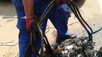 Temuan sampah, kondom hingga menyumbat gorong-gorong kawasan di Kuningan, Jakarta Selatan. (Liputan6.com/Ika Defianti)