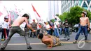 Massa pendukung Prabowo melakukan aksi teaterikal saat menuntut MK membatalkan hasil pilpres, Jakarta, Kamis (21/8/2014) (Liputan6.com/Faisal R syam)
