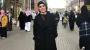 Yuni Shara tampak memesona mengenakan hijab bernuansa warna hitam dengan motif simpel. Coat berwarna hitam menambah kesan anggun dari dari ibu dua anak ini. Begini gaya Yuni saat menikmati indahnya kota Madina.(Liputan6.com/IG/@yunishara36)