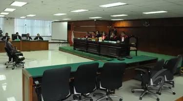 Mantan Ketua Komisi VII DPR RI Sutan Bhatoegana, menjalani sidang perdana di Pengadilan Tipikor, Jakarta, Senin (6/4/2015). Sutan, tersangka kasus dugaan penerimaan hadiah terkait penetapan APBN-P Kementerian ESDM di DPR RI. (Liputan6.com/Herman Zakharia)