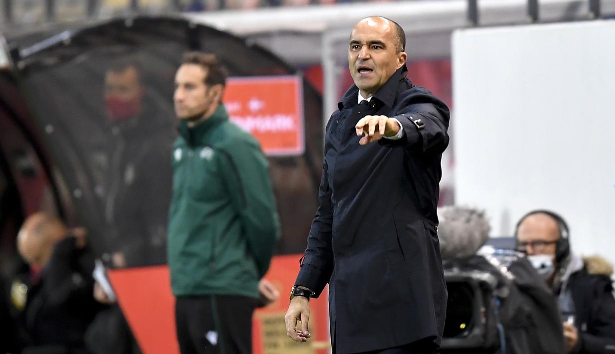 Pelatih Belgia, Roberto Martinez, memberikan arahan kepada pemainnya saat menghadapi Denmark pada laga lanjutan UEFA Nations League di Stadion Den Dreef, Kamis (19/11/2020) dini hari WIB. Belgia menang 4-2 atas Denmark. (AFP/John Thys)