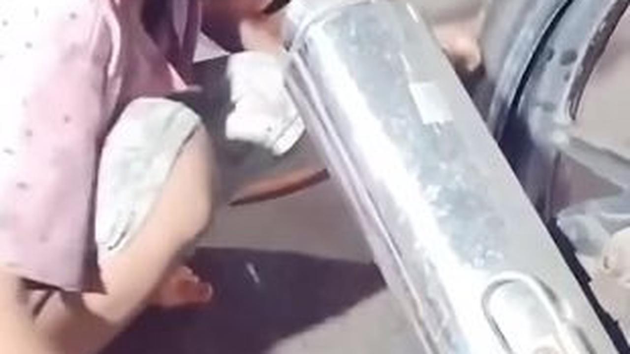 "Gadis kecil rela kerja tambal ban malam-malam demi cukupi kebutuhan keluarga," demikian dikutip dari keterangan video.