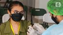 Petugas kesehatan memberikan vaksin booster dosis kedua atau vaksinasi dosis keempat untuk tenaga kesehatan relawan yang bertugas di RSDC, Wisma Atlit, Kemayoran, Jakarta. Rabu (3/8/2022). Pemerintah melalui Kementerian Kesehatan (Kemenkes) mulai melaksanakan pemberian vaksinasi Covid-19 dosis keempat atau booster kedua bagi para tenaga kesehatan (nakes). (Liputan6.com/Faizal Fanani)