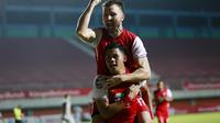 Striker Persija Jakarta, Taufik Hidayat (bawah) melakukan selebrasi bersama Marco Motta usai mencetak gol ke gawang Persib Bandung dalam laga leg pertama final Piala Menpora 2021 di Stadion Maguwoharjo, Sleman, Kamis (22/4/2021). Persija menang 2-0. (Bola