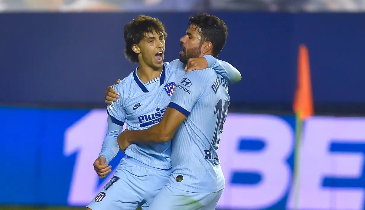 Penyerang Atletico Madrid, Joao Felix, merayakan gol yang dicetaknya ke gawang Osasuna pada laga lanjutan La Liga pekan ke-29 di Stadion El Sadar, Pamplona, Kamis (18/6/2020) dini hari WIB. Atletico menang telak 5-0 atas Osasuna. (AFP/Ander Gillenea)