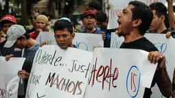 Massa berorasi ketika aksi simpatik di depan Kedubes Filipina, Jakarta, Selasa (11/10). Mereka memberikan surat kepada perwakilan dari Kedubes Filipina yang berisi permintaan ikut membantu dalam menghentikan tindakan Duterte. (Liputan6.com/Faizal Fanani)