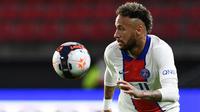 Neymar Jr. Ia bukan hanya berpredikat pemain Brasil termahal, namun sekaligus pemain termahal di dunia. Harganya mencapai 222 juta euro saat didatangkan PSG dari Barcelona pada awal musim 2017/2018. Hingga kini telah tampil dalam 116 laga dengan torehan 87 gol dan 52 assist. (Foto: AFP/Fred Tanneau)