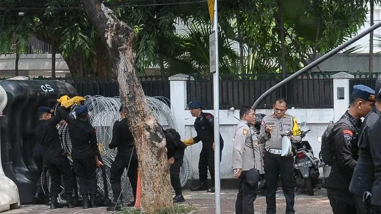 Suasana penjagaan ketat terlihat di depan Gedung KPU jelang pengambilan nomor urut capres.<br>