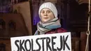 Patung lilin aktivis lingkungan asal Swedia, Greta Thunberg memegang sebuah plakat selama presentasinya di Museum Panoptikum di Hamburg, Jerman, Rabu (29/1/2020). Patung lilin Thunberg dikabarkan adalah yang pertama di museum yang akan berganti pakaian saat musim berubah. (Markus Scholz/dpa/AFP)
