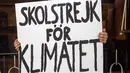 Patung lilin aktivis lingkungan asal Swedia, Greta Thunberg memegang sebuah plakat selama presentasinya di Museum Panoptikum di Hamburg, Jerman, Rabu (29/1/2020). Patung lilin Thunberg dikabarkan adalah yang pertama di museum yang akan berganti pakaian saat musim berubah. (Markus Scholz/dpa/AFP)