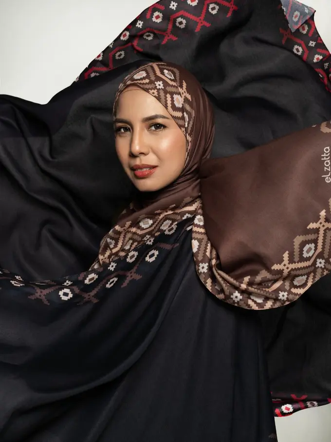 Tya Ariestya Bersama Marini Zumarnis Tampil dengan Scraf Koleksi Ramadan