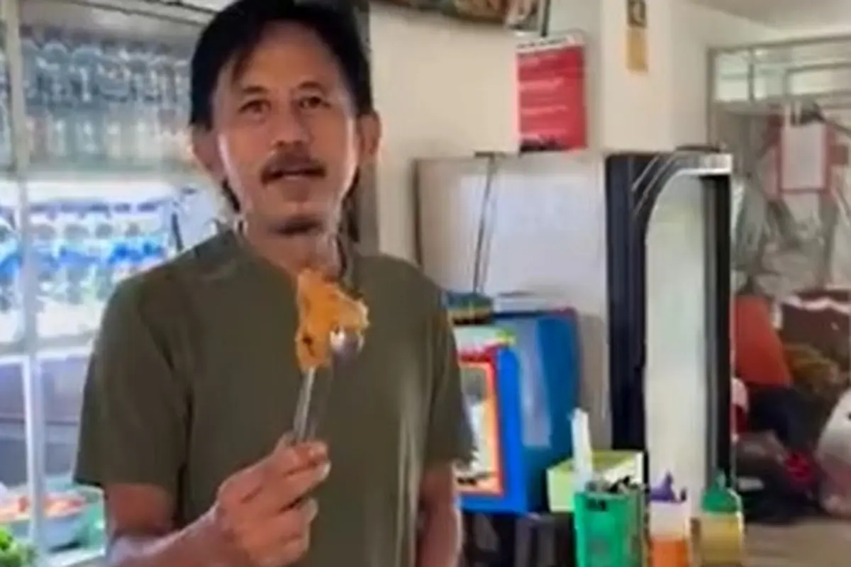 Potret Epy Kusnandar yang sedang berjualan (Instagram/karinaranau9 dan Instagram/epy_kusnandar_official)
