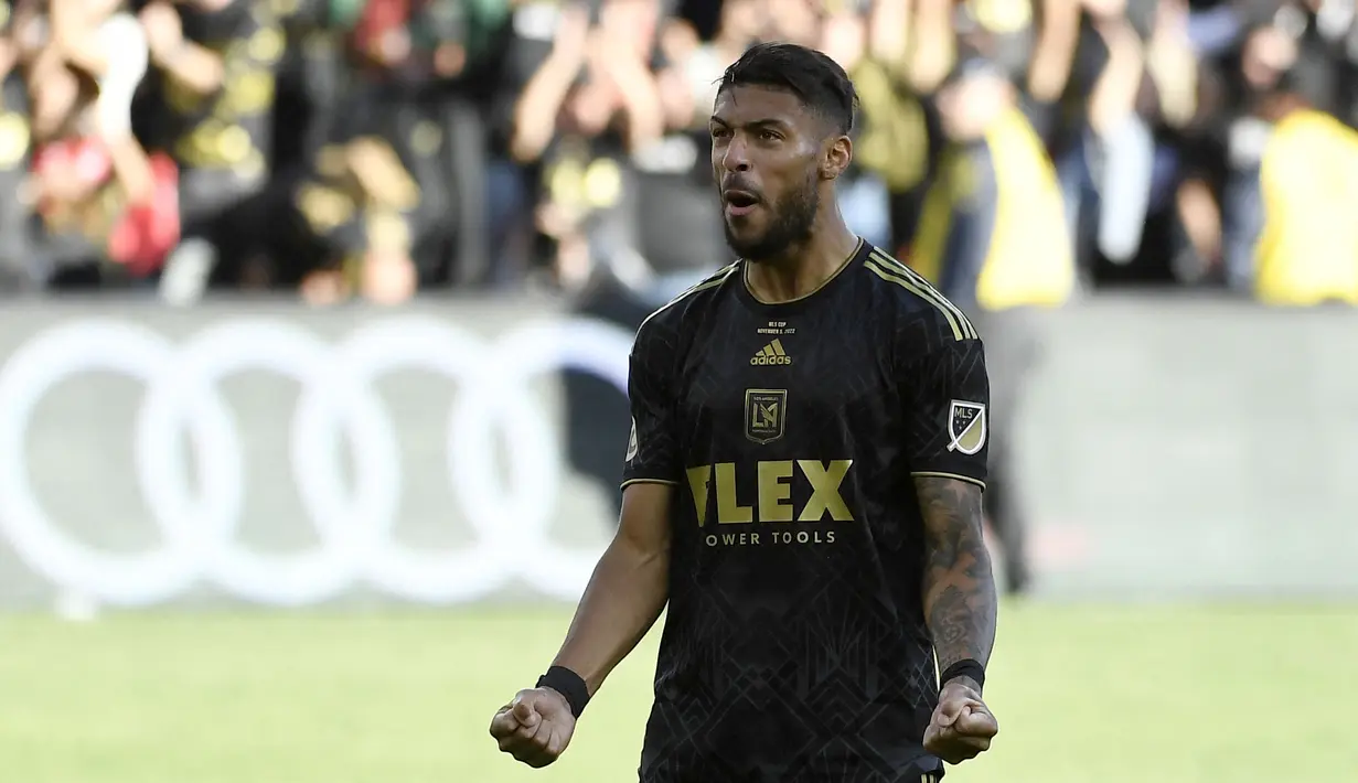 Pemain FC Los Angeles, Denis Bouanga menempati urutan kedua sebagai pencetak gol terbanyak di Major League Soccer Amerika Serikat musim 2023. Pemain berkebangsaan Gabon tersebut berhasil mencetak 10 gol dan 2 assist dalam 18 penampilannya di liga. (AFP/Kevork Djansezian)