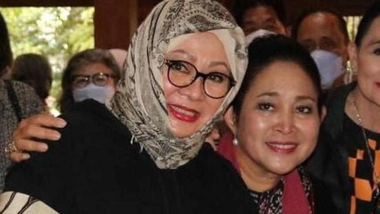 Ini momen Tutut datang ke acara pembukaan restoran milik Titiek. Tampak keduanya saling mendukung.