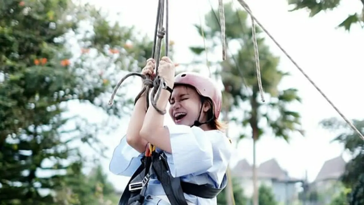 Rossa saat bermain flying fox