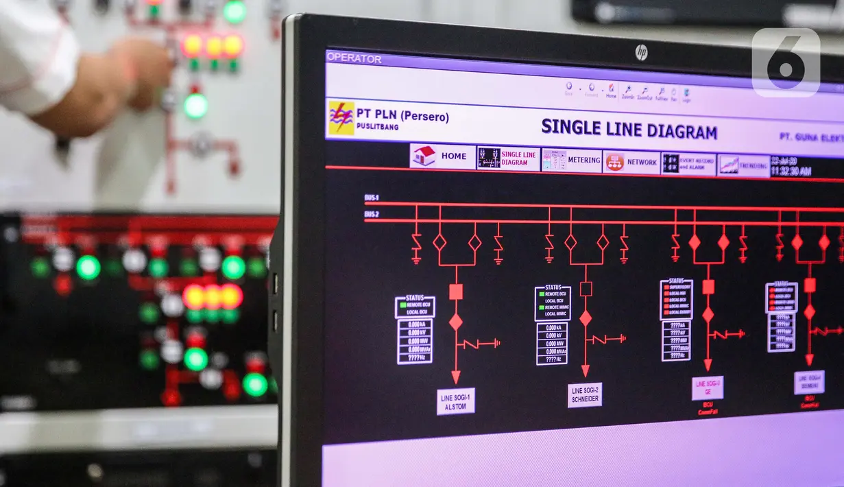 Petugas melakukan pengecekan atau Quality Control di Pusat Sertifikasi PLN Duren Tiga, Jakarta, Rabu (22/7/2020). PLN Pusertif menguji sesuai standar yang telah ditetapkan untuk menjadi panduan bagi pabrikan yang memasok hasil produksinya guna memenuhi kebutuhan PLN. (Liputan6.com/Faizal Fanani)