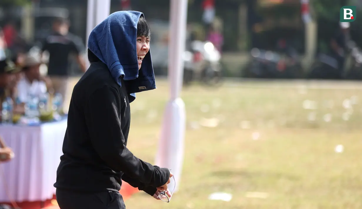 Kiper Timnas Futsal Indonesia, Citra Adisti, yang kini menekuni dunia kepelatihan tampak serius memberikan arahan kepada anak asuhnya pada laga Bedahan Mini Soccer Cup II di Lapangan Bedahan, Depok, Minggu (6/8/2023). (Bola.com/M Iqbal Ichsan)