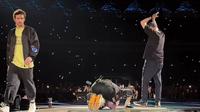 Chris Martin vokalis Coldplay terlihat sujud syukur usai konser semalam. (Dok: Instagram @coldplay)