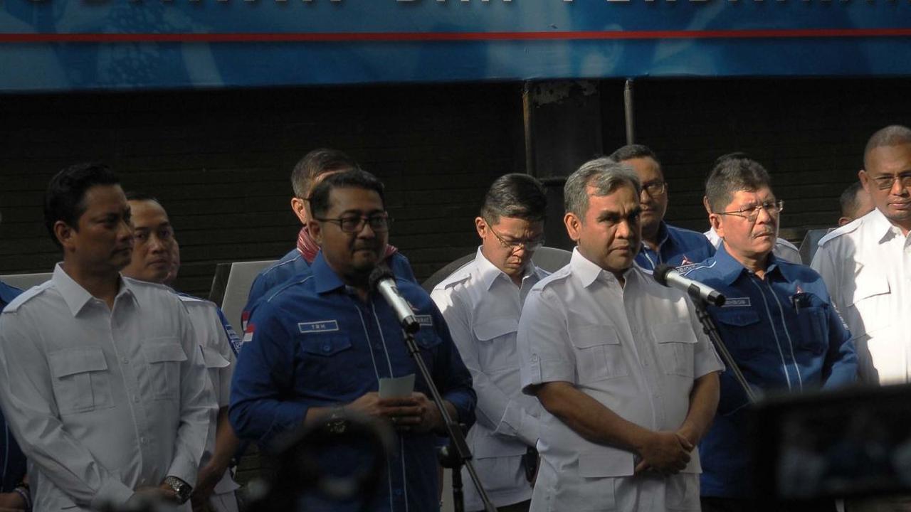 Berikut isi pantunnya:

"Pergi ke pasar beli alpukat

Belinya di pasar terapung

Pak Prabowo makin tambah kuat

Jika Demokrat bergabung," 

pungkas Muzani.