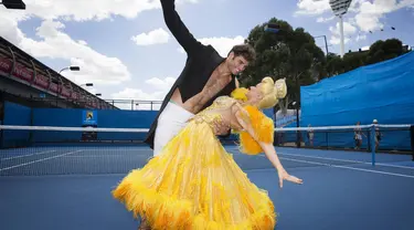 Petenis Malek Jaziri asal Tunisia menari dengan aktris Sophia Katos di Melbourne Park, Kamis (22/1/2015). (Reuters/Fiona Hamilton)