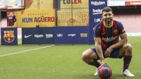 Sergio Aguero saat diperkenalkan oleh Barcelona. (AP Photo/Joan Monfort)