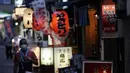 Seorang pria yang memakai masker untuk membantu mencegah penyebaran virus corona berjalan di sebuah jalan bar di Tokyo, Kamis (10/9/2020). Ibukota Jepang mengonfirmasi lebih dari 270 kasus virus korona pada hari Kamis. (AP Photo / Eugene Hoshiko)