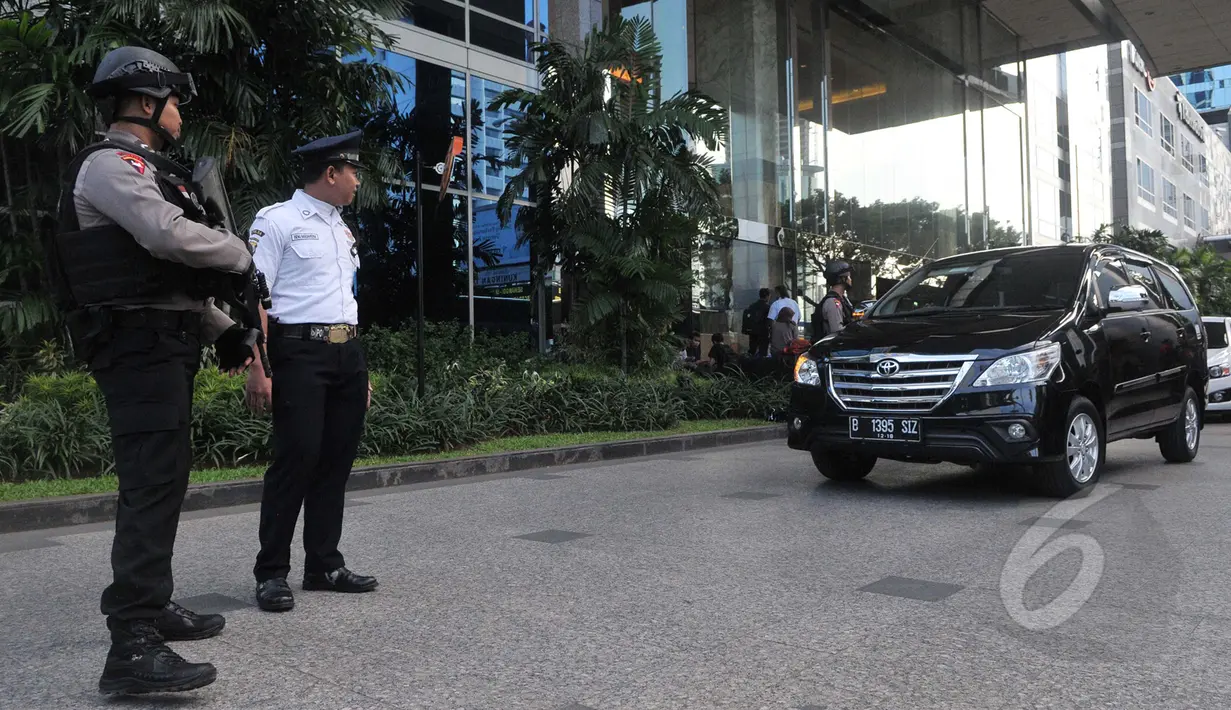 Petugas Kepolisian tampak berjaga di sekitar Kantor SKK Migas, Wisma Mulia, Jakarta, Selasa (5/5/2015). Penggeledahan dilakukan terkait kasus korupsi dan pencucian uang hasil penjualan kondensat bagian negara oleh SKK Migas (Liputan6.com/Herman Zakharia)