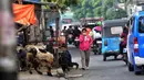 Bahkan tidak jarang, pejalan kaki harus bermanuver naik turun atau menghindari barang dagangan atau motor yang menghalangi jalan mereka. (Liputan6.com/Angga Yuniar)