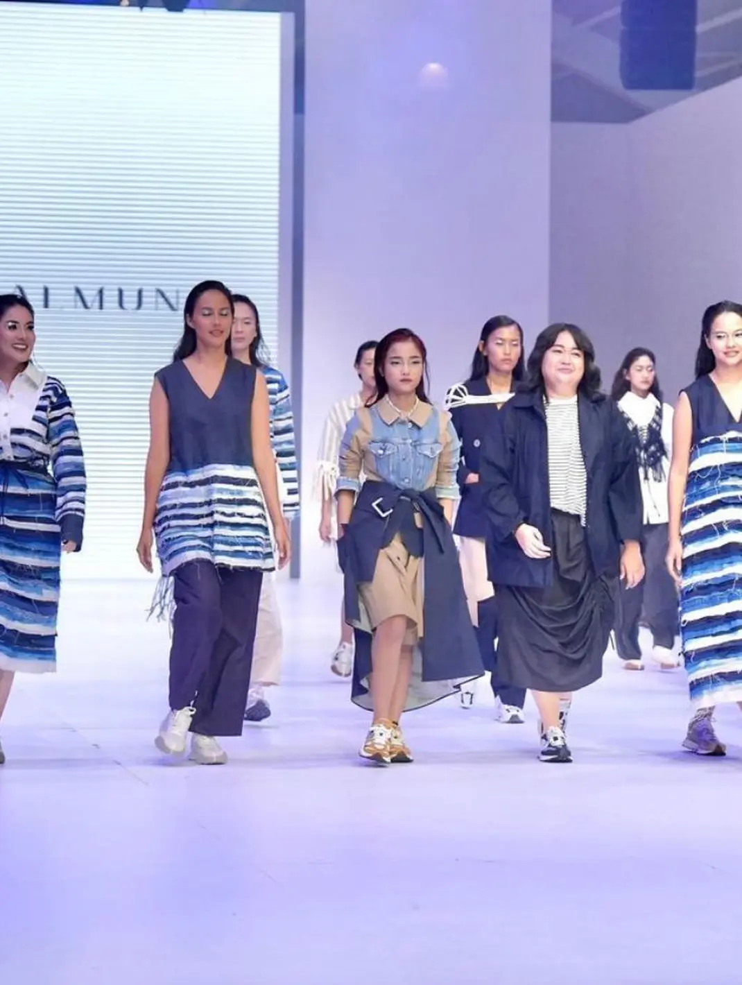6 Potret Gaya Fierce Fuji Tampil Perdana di Jakarta Fashion Week 2023 ...