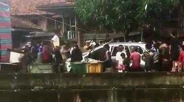 Akhir Kasus Mobil Didorong ke Sungai Palembang, Sopir dan Warga Serahkan Diri