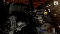 Sebuah pickup yang melaju kencang bertabrakan dengan Bus Murni Jaya di jalan utama Ajibarang Wangon kabupaten Banyumas Jawa Tengah, Jumat dinihari (03/08). Bagian depan mobil rusak parah dan pengemudi tak sadarkan diri.