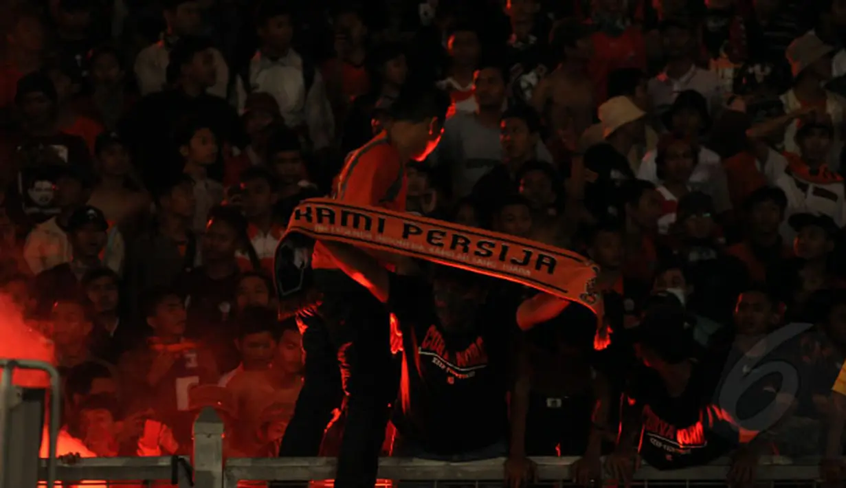 Sejumlah suporter menyaksikan langsung laga persahabatan antara Persija melawan Gamba Osaka di Stadion GBK Jakarta, Sabtu (24/1/2015). Persija kalah 0-4 dari Gamba Osaka. (Liputan6.com/Helmi Fithriansyah)