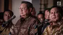 Capres nomor urut 02 Prabowo Subianto (kanan) memberi keterangan usai bertemu Ketum Partai Demokrat Susilo Bambang Yudhoyono di Jakarta, Jumat (21/12). Pertemuan tersebut membahas Pemilu  2019. (Liputan6.com/Faizal Fanani)