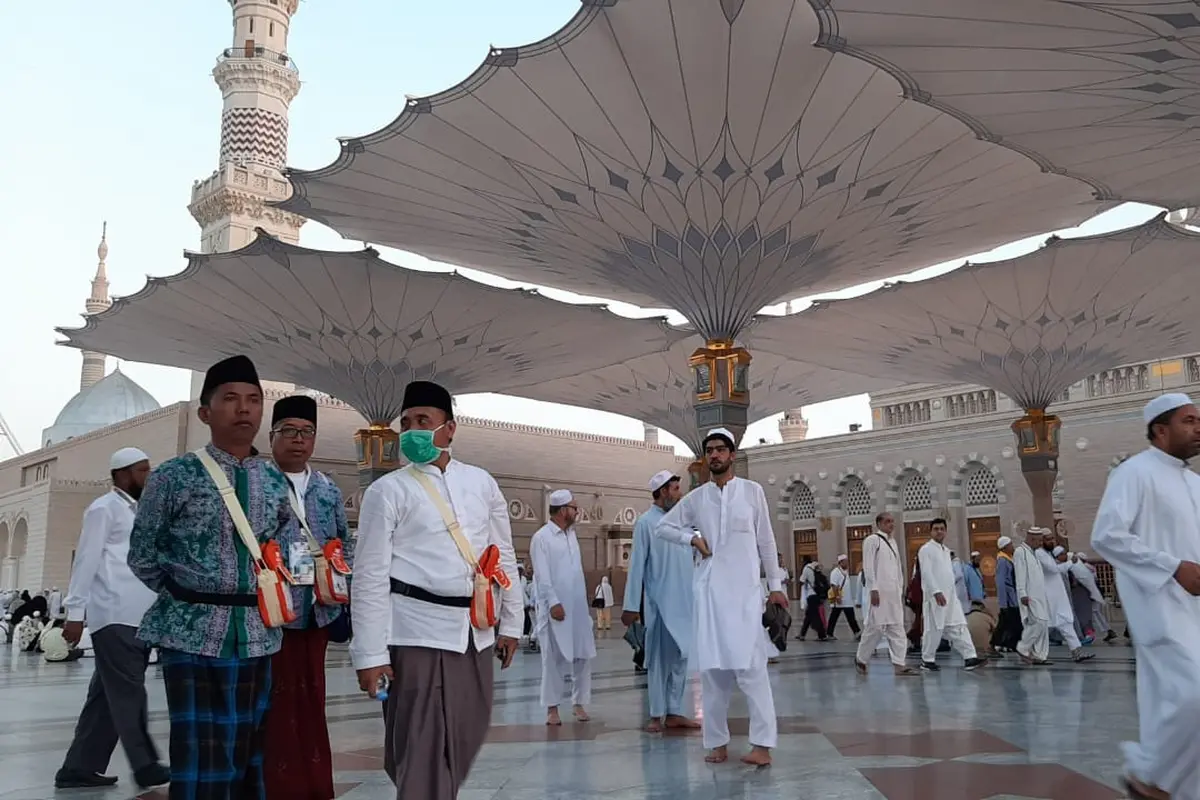 Jemaah haji Indonesia di Masjid Nabawi, Madinah usai melaksanakan sholat subuh. Foto: Darmawan/MCH