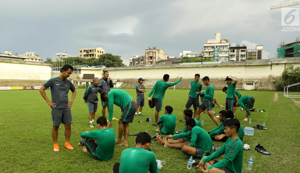 Timnas Indonesia U-19 melakukan pendinginan usai latihan di Stadion Pandomar, Yangon, Minggu (10/9). Latihan ini ditujukan sebagai persiapan menghadapi Vietnam yang akan bertanding pada 2017 pada Senin (11/9) mendatang. (Liputan6.com/Yoppy Renato)