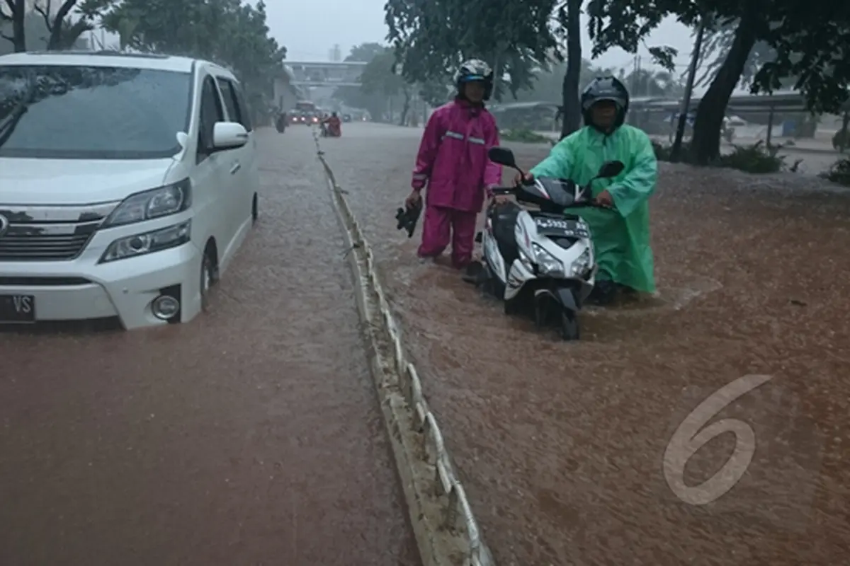 Banjir di Kawasan Cempaka Putih Mencapai Selutut Orang Dewasa