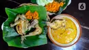 Pekerja menyiapkan makanan ayam lodho di Warung Makan Ayam Lodho Pak Yusuf, Dusun Brongkah, Trenggalek, Jawa Timur, Sabtu (2/9/2023). Dalam sehari, rumah makan ini menghabiskan rata-rata 250 ekor ayam kampung yang diolah menjadi lodho. (merdeka.com/Arie Basuki)