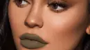 Salah satu warna lipstick terbaru dari koleksi Kylie Jenner adalah hijau. Namun Netizen berpikir itu seperti warna kotoran. (instagram/kyliecosmetics)