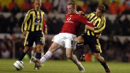 Wayne Rooney. Striker Inggris berusia 36 tahun yang pensiun Januari 2021 dan kini menjabat pelatih Derby County ini pernah membela MU selama 13 musim (2004/2005-2016/2017). Ia mencetak 3 gol di laga debutnya saat MU menang 6-2 atas Fenerbahce di fase grup UCL 2004/2005 (28/9/2004). (AFP/Paul Barker)