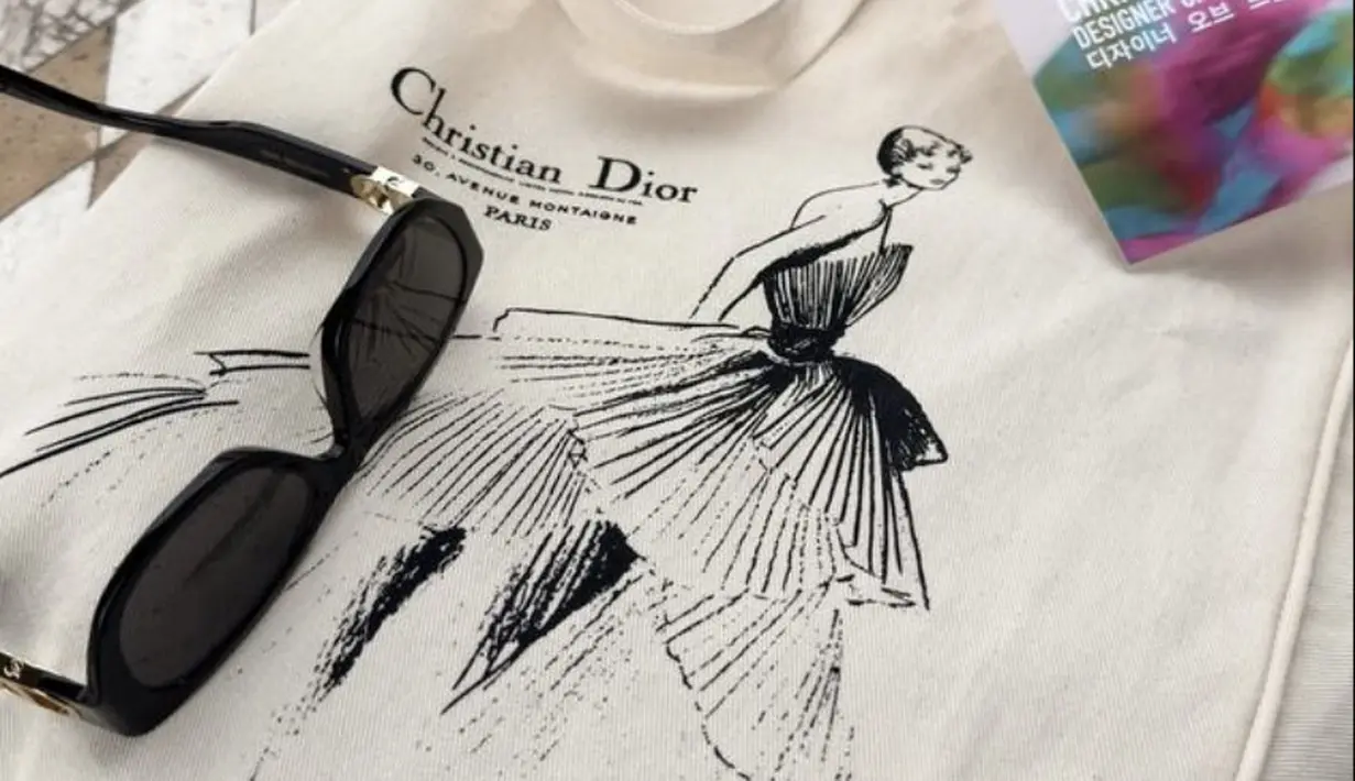 Dimodelkan pada toples bulan yang monumental, toples kedua disempurnakan dengan konstelasi bunga yang dirancang oleh seniman HyunJoo Kim, yang memungkinkan teknik Hanji – kertas Korea yang terbuat dari serat mulberry – untuk bersinar. Dekorasi yang luar biasa, yang selanjutnya dihiasi oleh bangku ginkgo dari koleksi Lalanne.