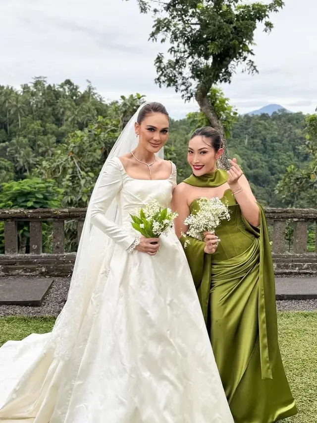 Gaya Geng Cendol Hadir di Pernikahan Luna Maya dan Maxime Bouttier.