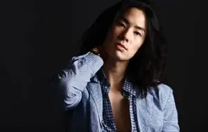 Gaya Vanness Wu di Konser F✦FOREVER 2.0, Makin Keren Pakai Kacamata dan Berlian