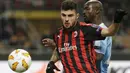 Striker AC Milan, Patrick Cutrone, berebut bola dengan pemain F91 Dudelange, Jerry Prempeh, pada laga Liga Europa di Stadion San Siro, Kamis (29/11). AC Milan menang 5-2 atas F91 Dudelange. (AP/Luca Bruno)