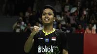 Tunggal putra Indonesia, Anthony Sinisuka Ginting, saat menghadapi tunggal China, Huang Yu Xiang, pada laga Indonesia Masters 2020 di Istora Senayan, Jakarta, Jumat (17/1). Anthony Ginting menang 21-11, 21-14 atas Huang Yu Xiang. (Bola.com/Yoppy Renato)