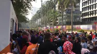 Kerumunan warga yang akan membeli tiket masuk ke Gelora Bung Karno, Jakarta, Minggu (2/9/2018). (Liputan6.com/Muhammad Radityo Priyasmoro)