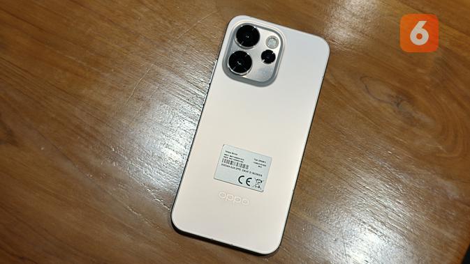 Vista trasera del Oppo Reno15 Pro Max 5G en color Aura Gold. (Liputan6.com/Yuslianson)