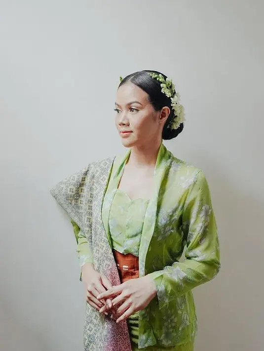 Mengenakan kebaya dan kain batik sendiri sudah ia gaungkan sejak album pertamanya pada tahun 2014 lalu. [instagram/yurayunita]