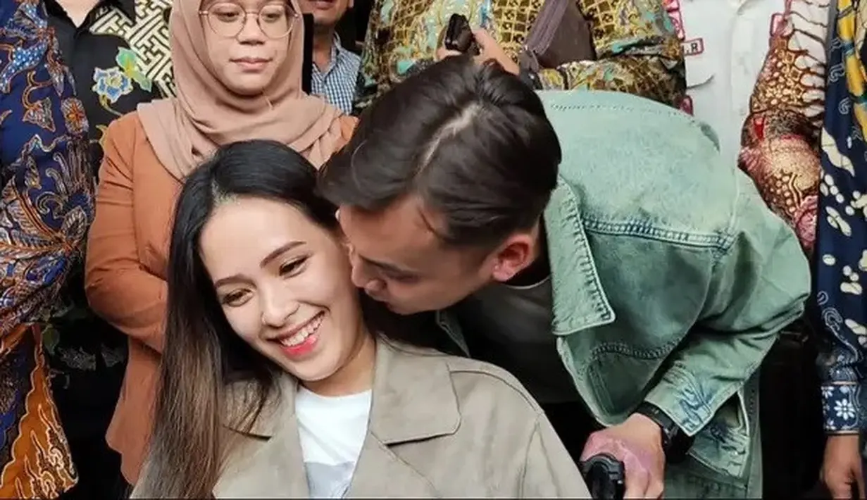 Lady Nayoan juga mengungkapkan bahwa setelah berdamai, Rendy Kjaernett telah menunjukkan kemesraannya dengan tulus. Ia merasa bahwa suaminya tidak lagi merasa sungkan untuk mengekspresikan kasih sayang mereka. Hal ini menunjukkan perubahan positif dalam hubungan mereka. (Liputan6.com/M Altaf Jauhari)